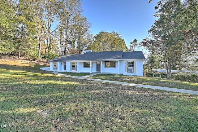 view of front facade with a front yard