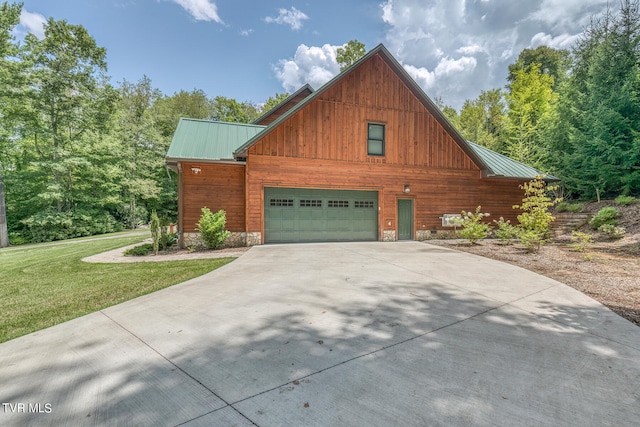 view of front of house featuring a front yard and a garage