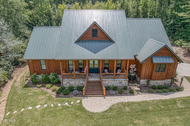 view of front of property featuring a front lawn and covered porch