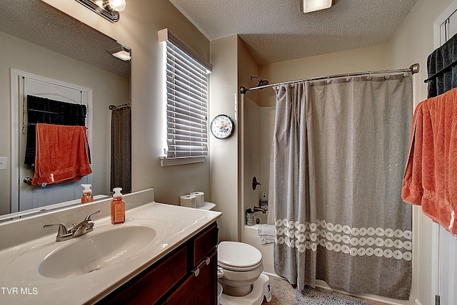 full bathroom featuring vanity, shower / bath combo with shower curtain, toilet, and a textured ceiling