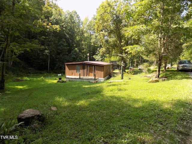 view of yard with a shed