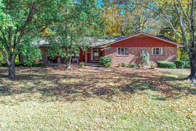 single story home featuring a front lawn