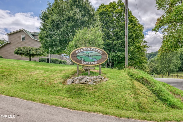 community sign with a yard