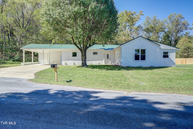 view of front of house featuring a carport and a front lawn