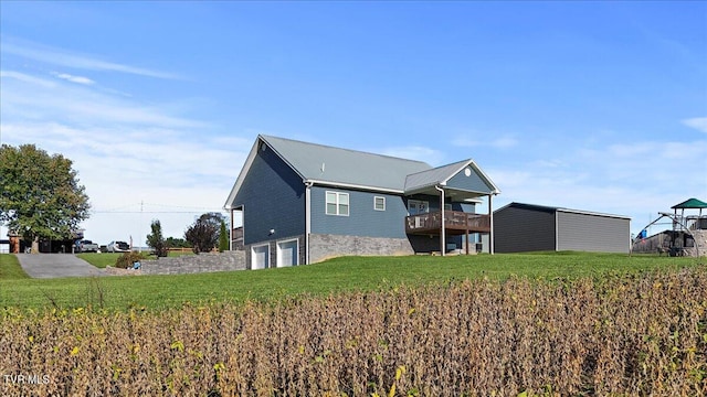 back of house featuring a yard