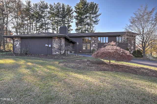 view of front of house with a front lawn