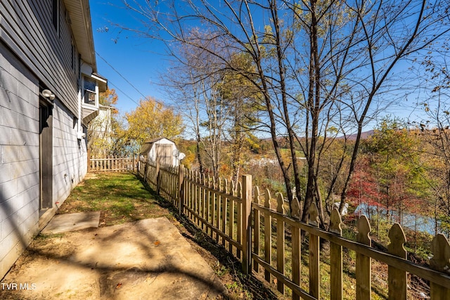 view of yard featuring a patio area