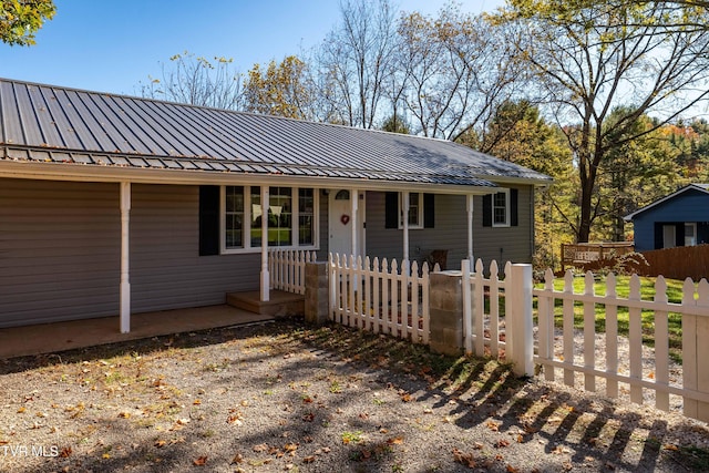 ranch-style house featuring covered porch