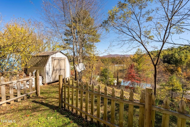 view of yard featuring a shed