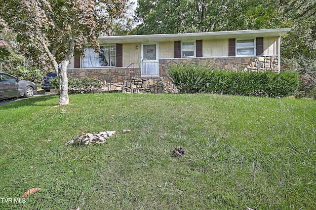 ranch-style home featuring a front lawn