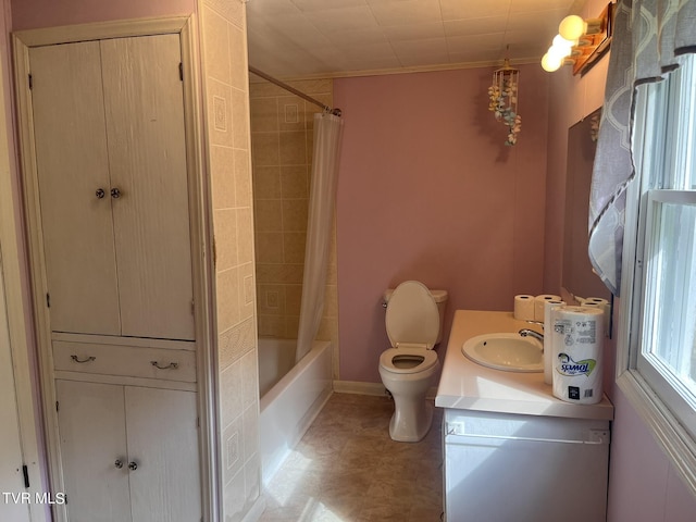 full bath with crown molding, toilet, shower / tub combo with curtain, and vanity