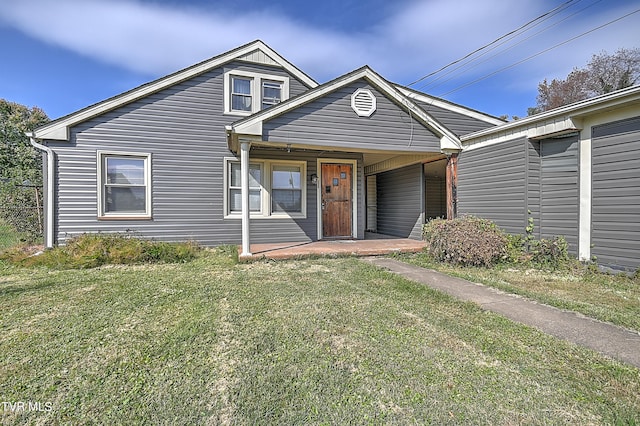 view of front of property featuring a front lawn