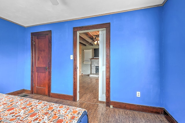 unfurnished bedroom with dark wood-type flooring and ceiling fan