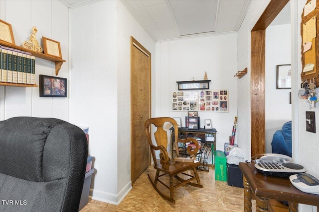 sitting room with crown molding