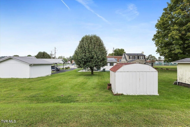 view of yard featuring a storage unit