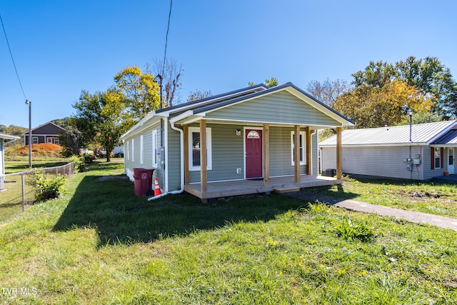 bungalow featuring a front lawn