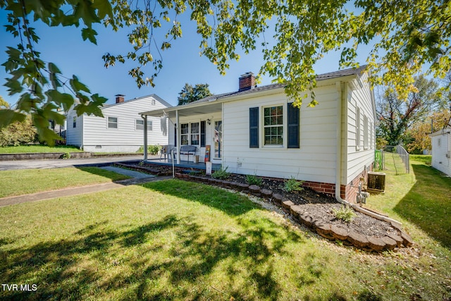 view of front of property featuring a front lawn