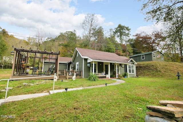 view of front of house featuring a front yard