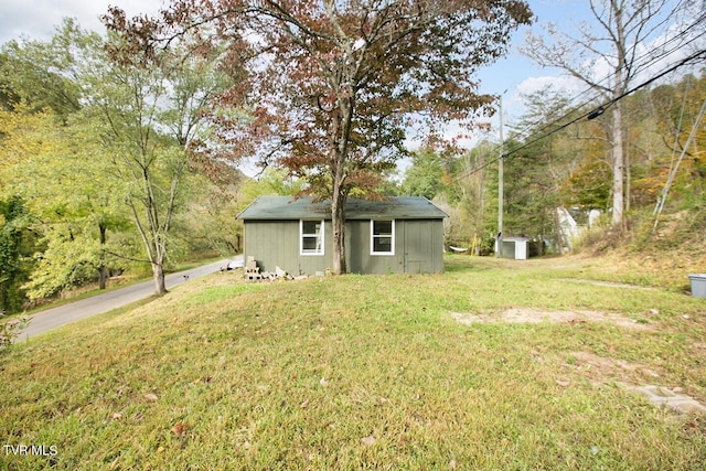 view of yard featuring a storage shed