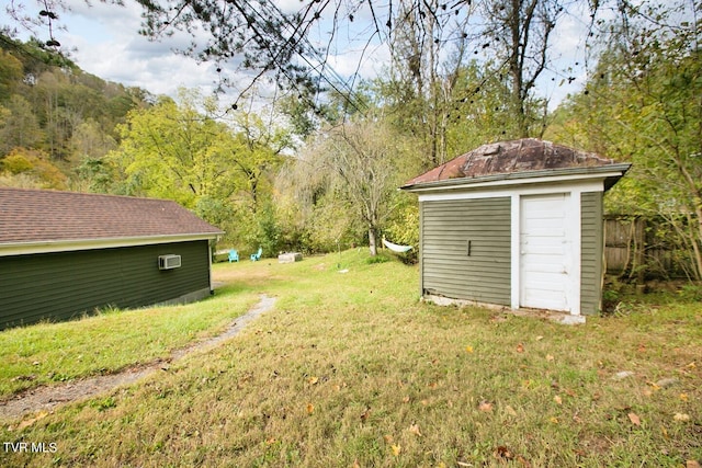 view of yard featuring a shed