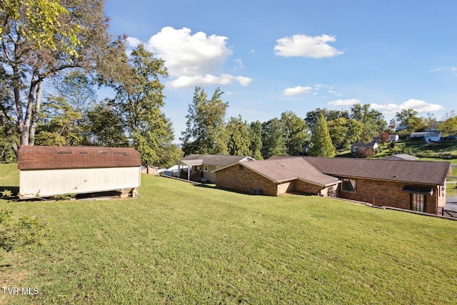 view of yard featuring a shed