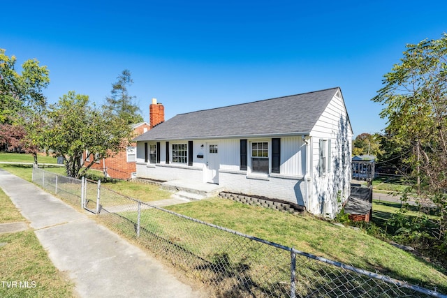 view of front of property featuring a front lawn