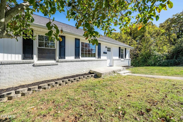 ranch-style house featuring a front lawn