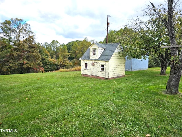 view of yard featuring an outdoor structure