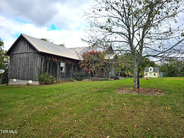 view of yard featuring an outbuilding