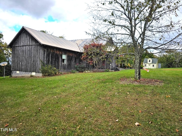 view of yard with an outdoor structure