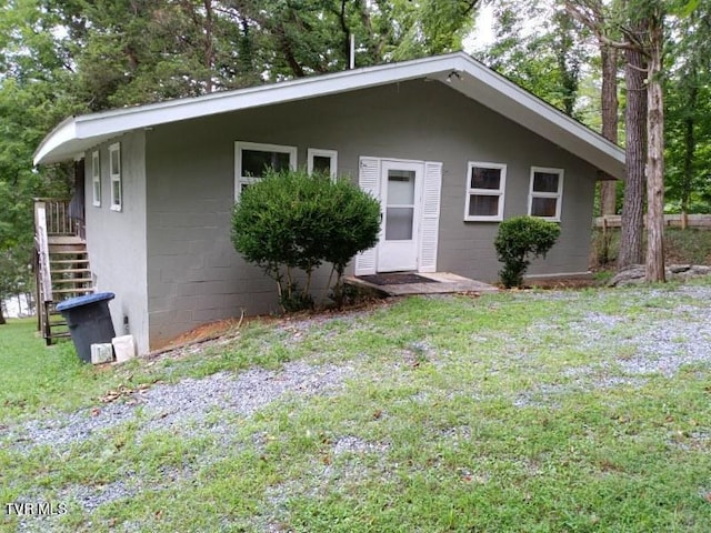 view of front of house with a front yard