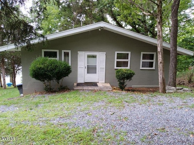 single story home with a front yard