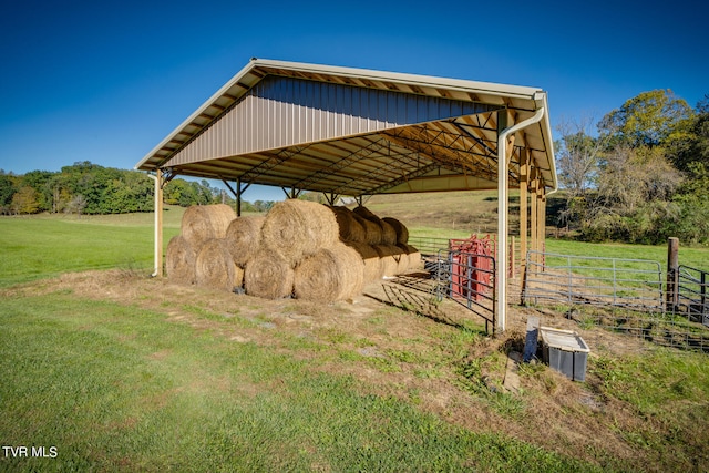 view of yard featuring a rural view