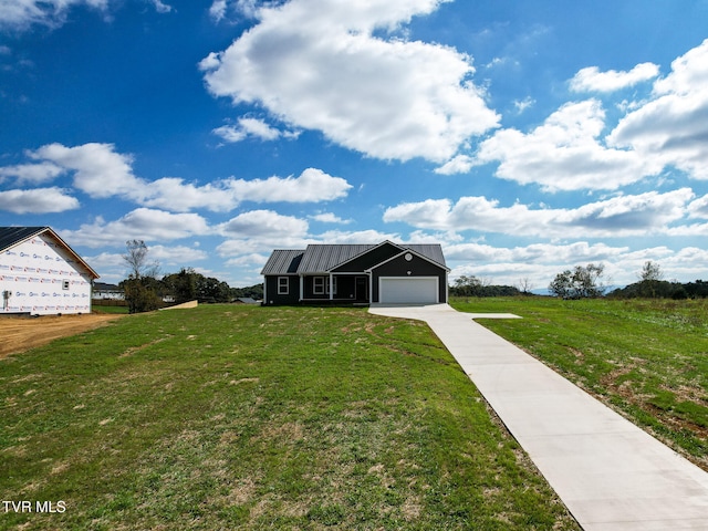 view of front of property featuring a front lawn