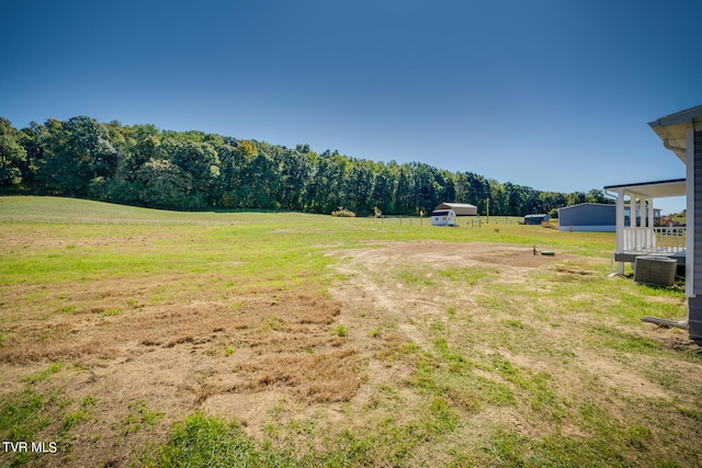 view of yard featuring a rural view