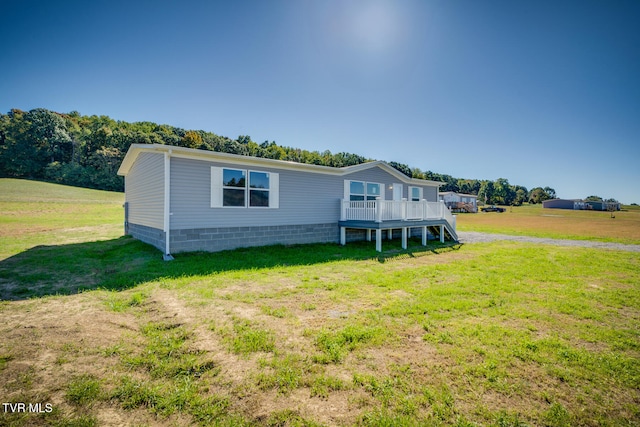 manufactured / mobile home with a front lawn