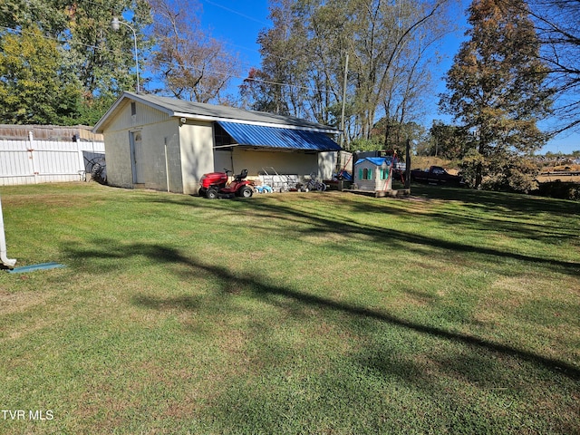 view of yard featuring a storage unit