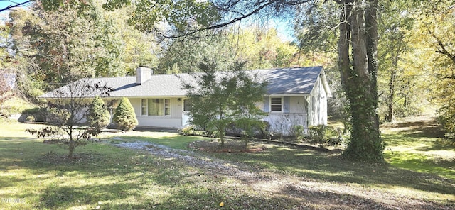 713 Woodhaven Dr, Johnson City, TN 37604 - ranch-style home featuring a chimney and a front yard