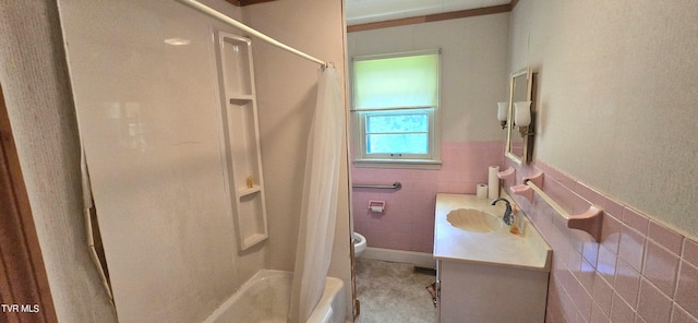 713 Woodhaven Dr, Johnson City, TN 37604 - full bath with toilet, tile walls, shower / bathtub combination with curtain, and vanity