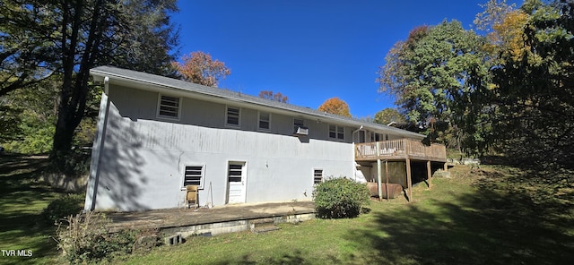 713 Woodhaven Dr, Johnson City, TN 37604 - back of house featuring a wooden deck and a yard
