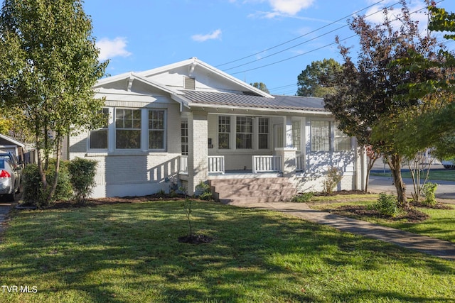 view of front of house featuring a front lawn