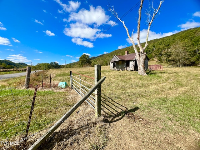 view of yard featuring a rural view