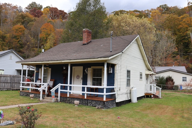 view of front of property featuring a porch and a front lawn