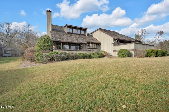 view of front of property featuring a front yard