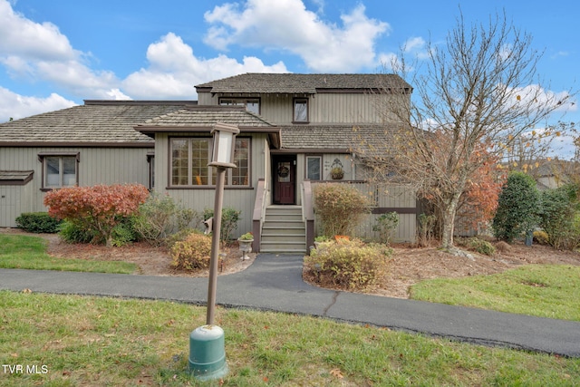 view of front of house featuring a front yard