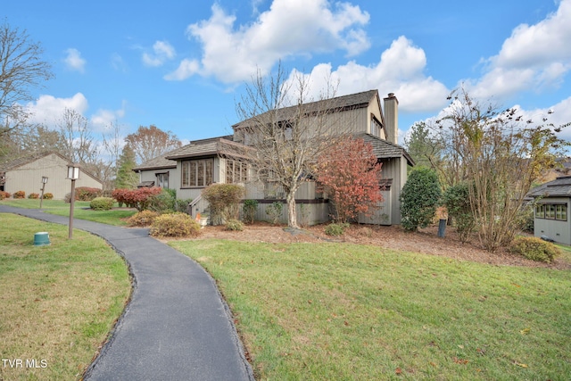 view of front facade featuring a front lawn