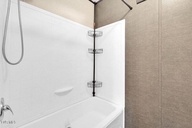 bathroom featuring tiled shower / bath combo