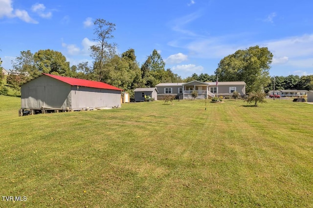 view of yard featuring an outdoor structure