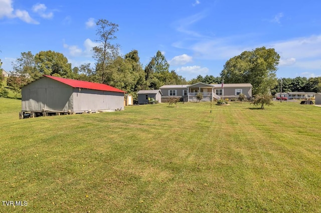 view of yard with an outbuilding