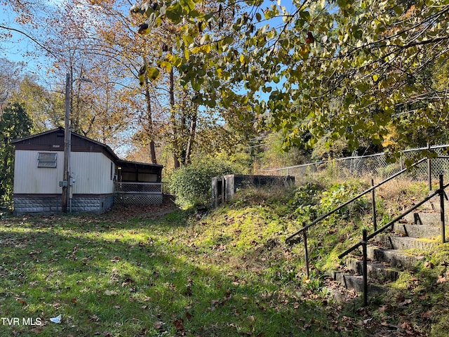 view of yard with an outbuilding